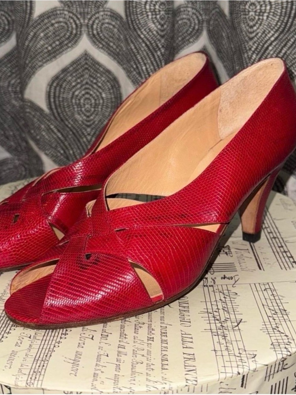 Bottega Veneta Vintage Red Lizard Print Cutout Peep Toe Heels SZ 7.5 - Picture 3 of 8